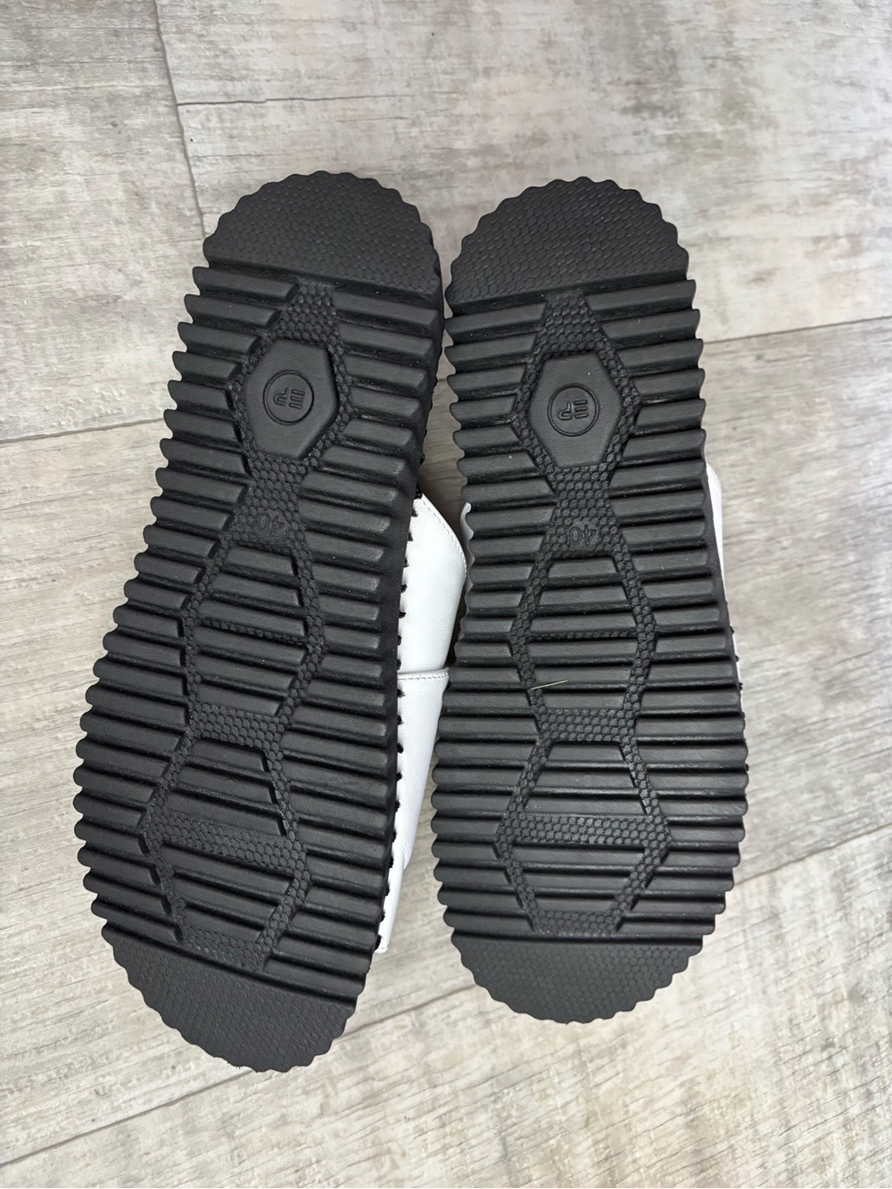 Eric Michael White Leather Slide Sandals – Size 40-005 - Picture 4 of 5